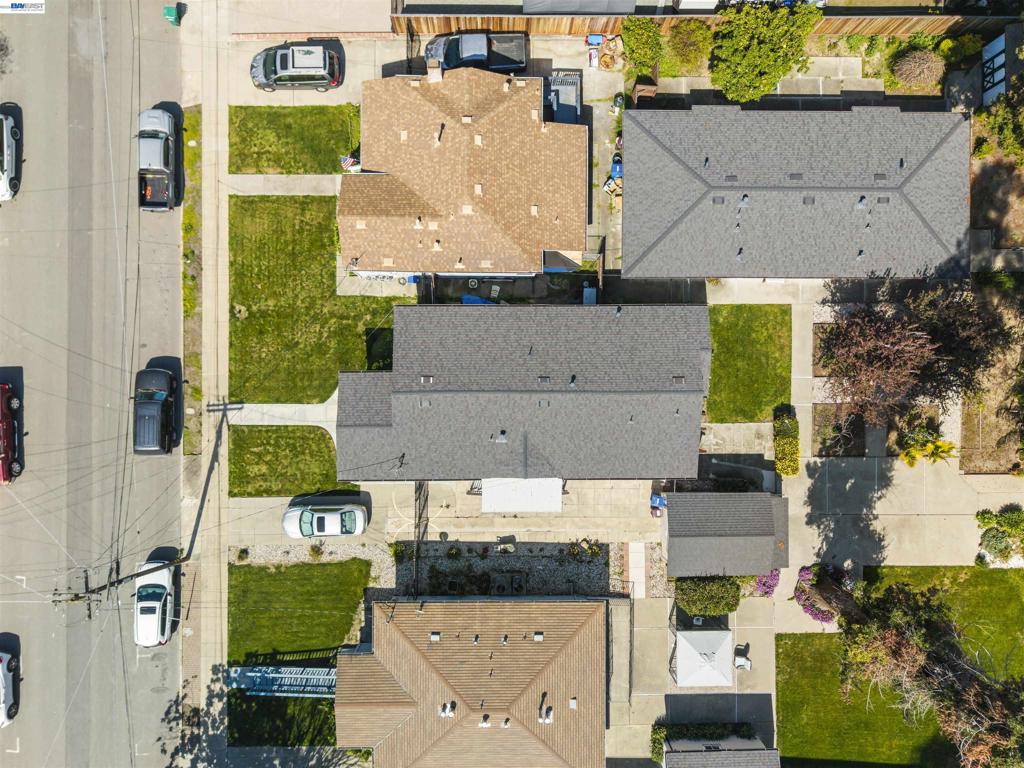 22427 Montgomery St Property Photo 10