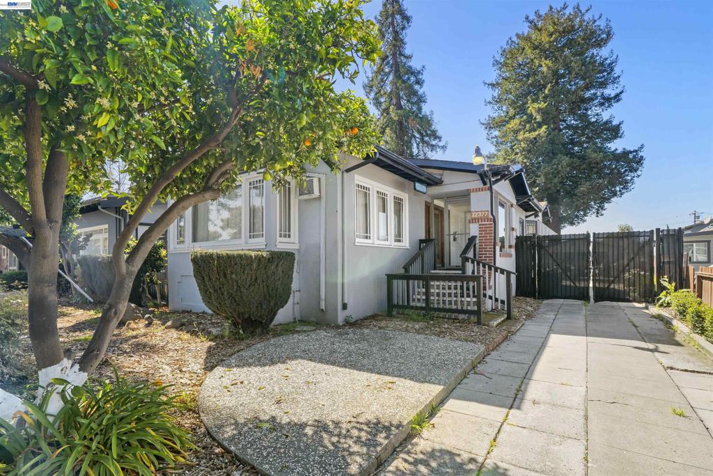 22427 Montgomery St Property Photo 22