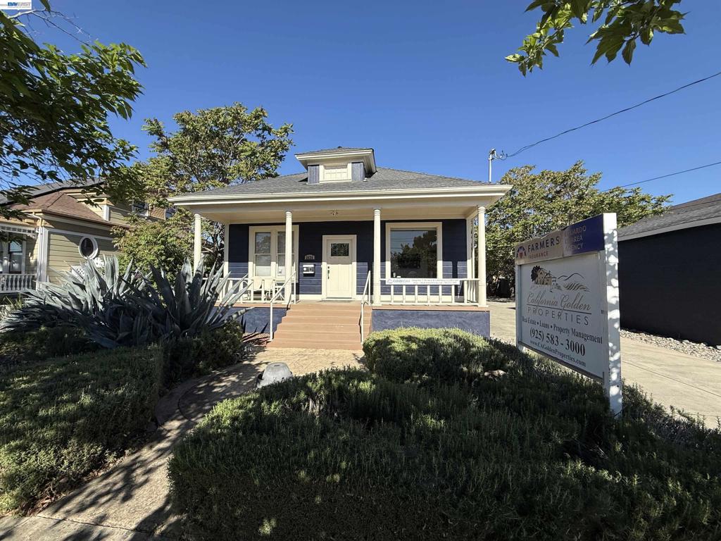 2426 2Nd St Property Photo 1