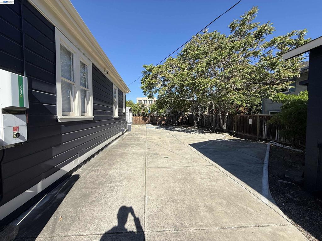 2426 2nd St Property Photo 3