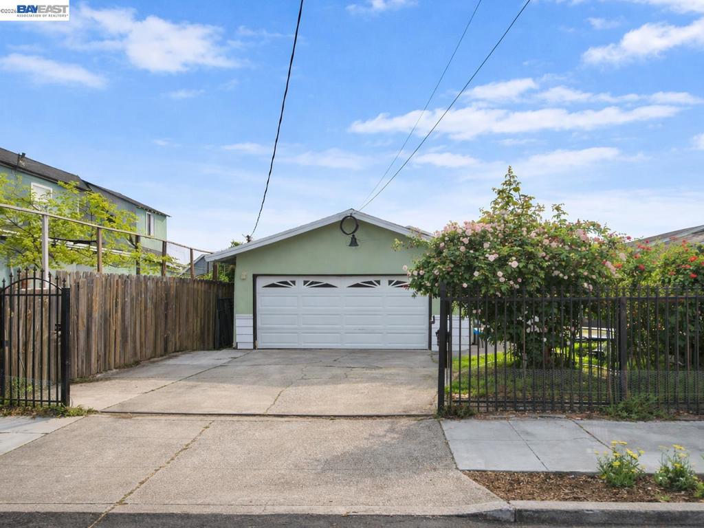 634 8th St Property Photo 1
