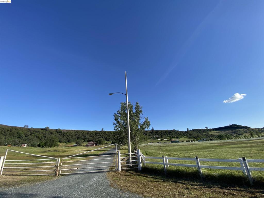 19144 Rawhide Road Property Photo 2