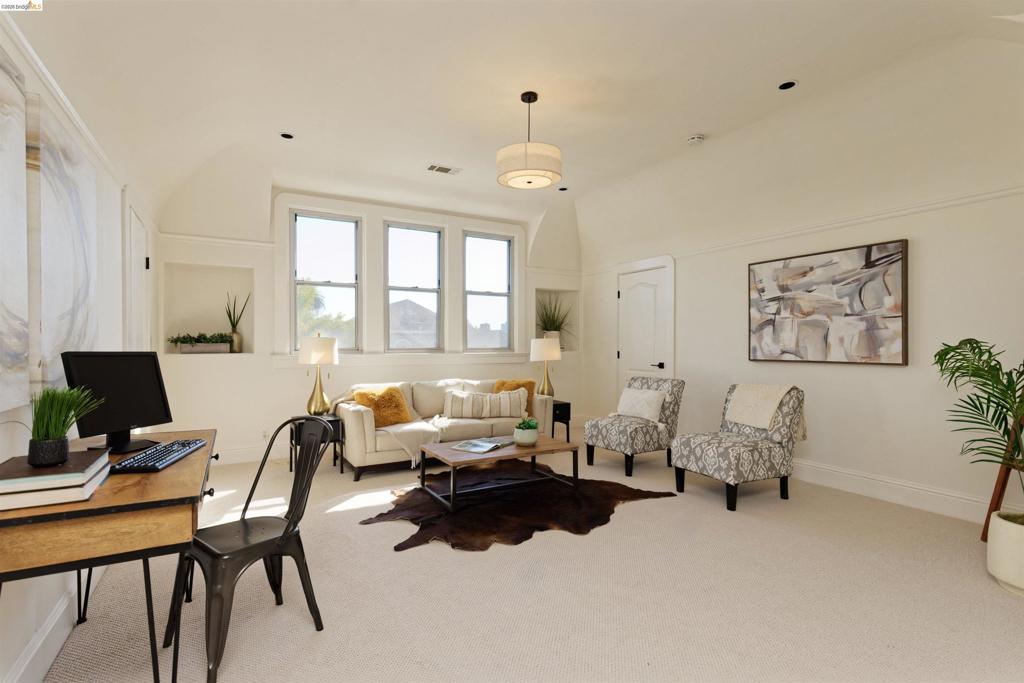 1033 Magnolia Property Photo 4