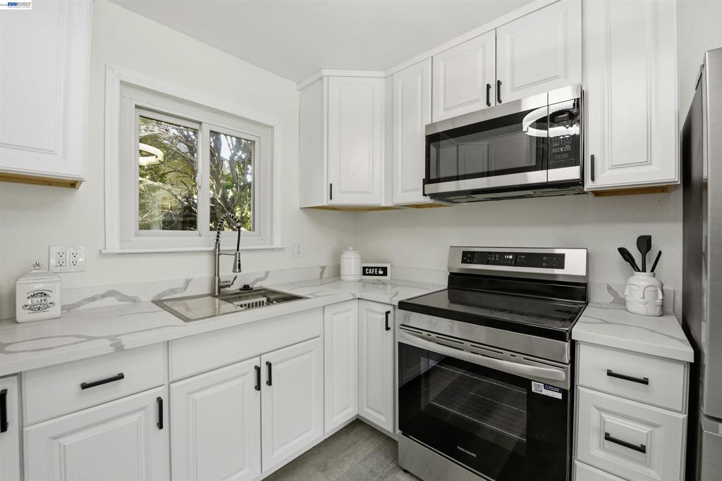 42655 Charleston Way Property Photo 9