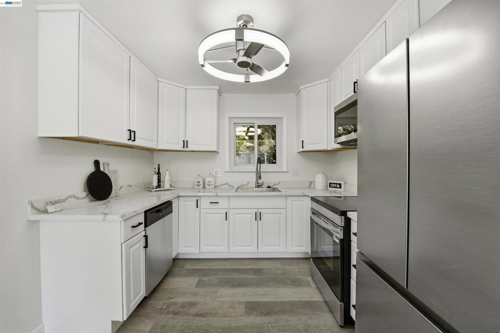 42655 Charleston Way Property Photo 10