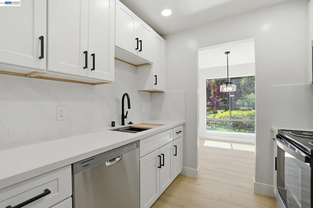 460 N Civic Dr 106 Property Photo 15