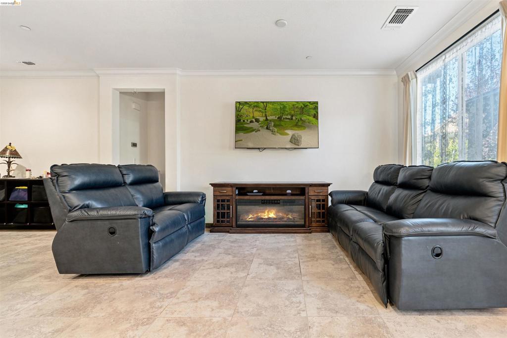 331 Kestrel Way Property Photo 8