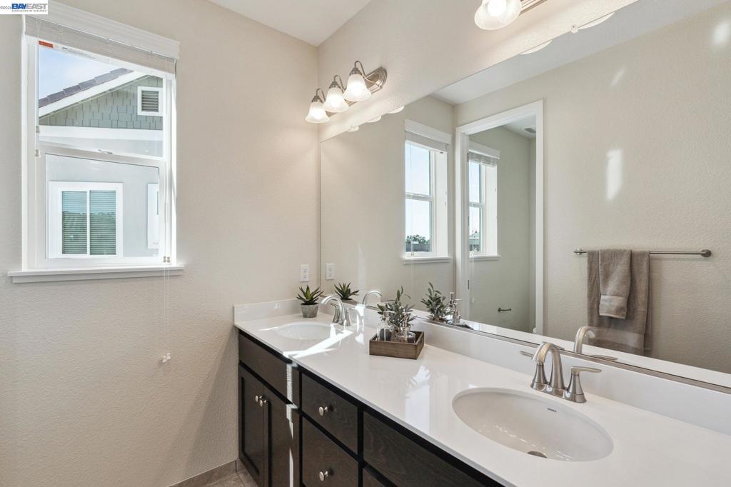 2417 Golden Way Property Photo 22
