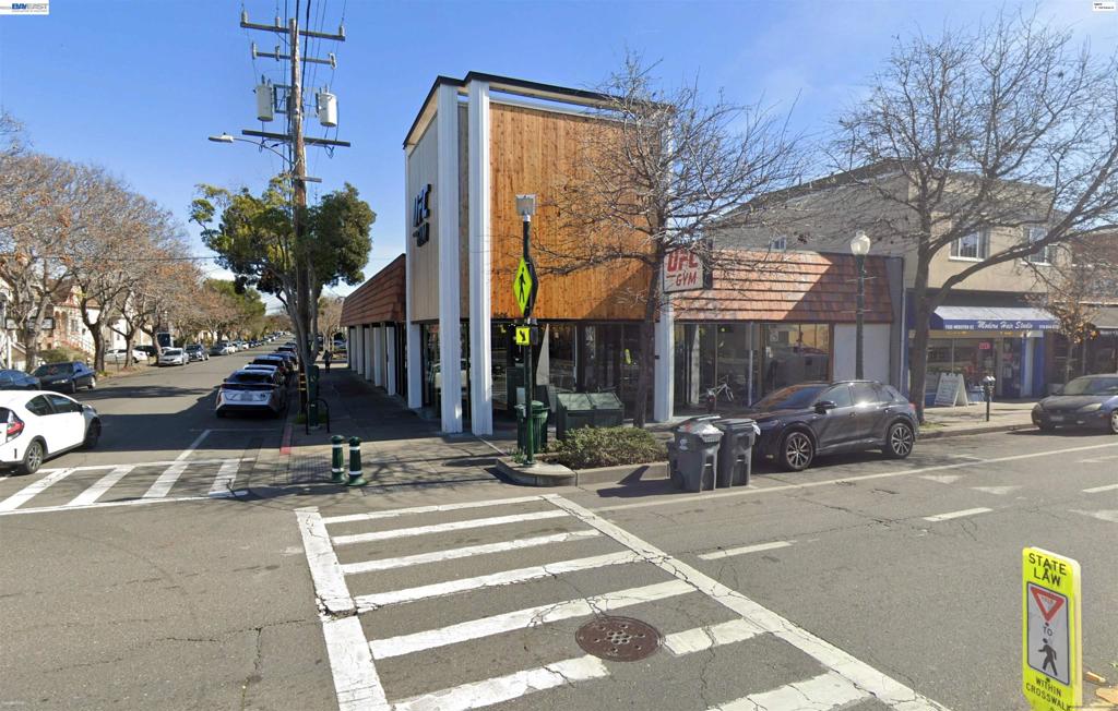 1526 Webster St Property Photo 3