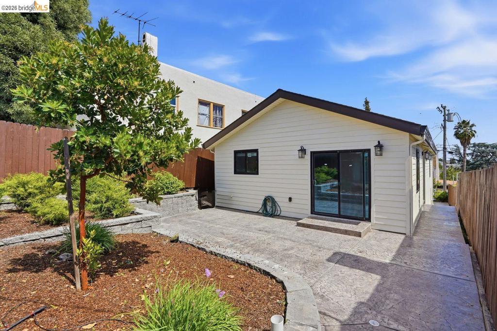 2469 Potter St Property Photo 21