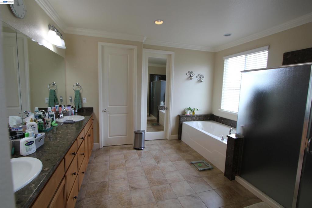 5202 Salerno Dr Property Photo 10