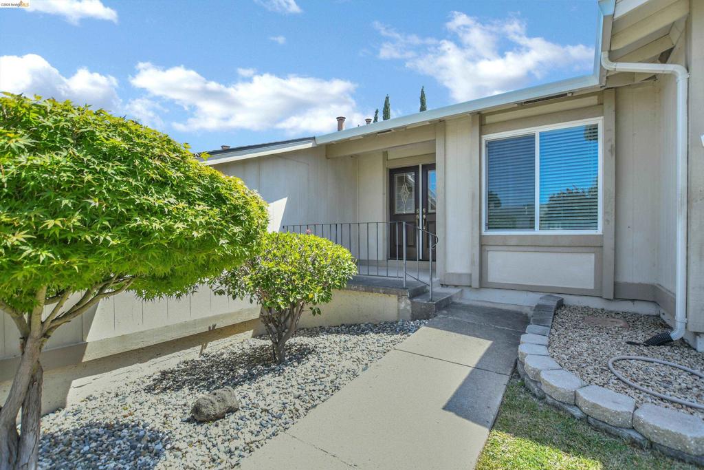 2411 Los Prados Way Property Photo 4