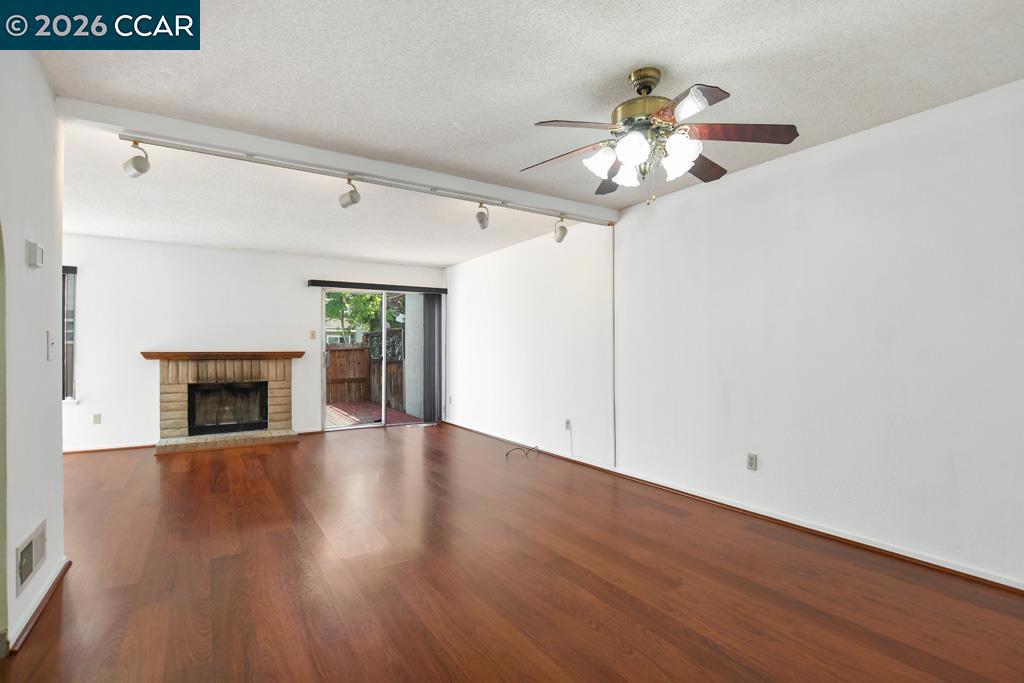 65 Edgewater Pl Property Photo 7