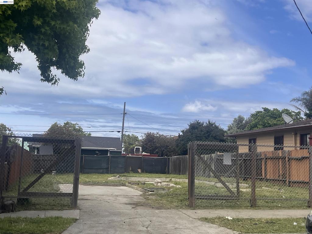 1737 Esmond Ave Property Photo 3