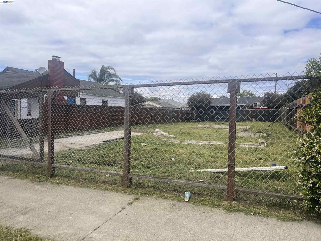 1737 Esmond Ave Property Photo 4