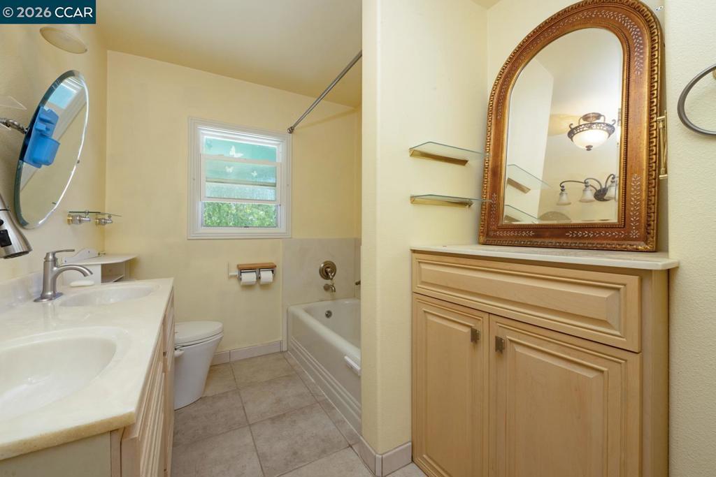 477 W 10th St Property Photo 28