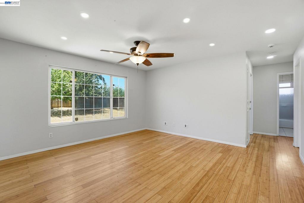 1087 Jensen Dr Property Photo 7
