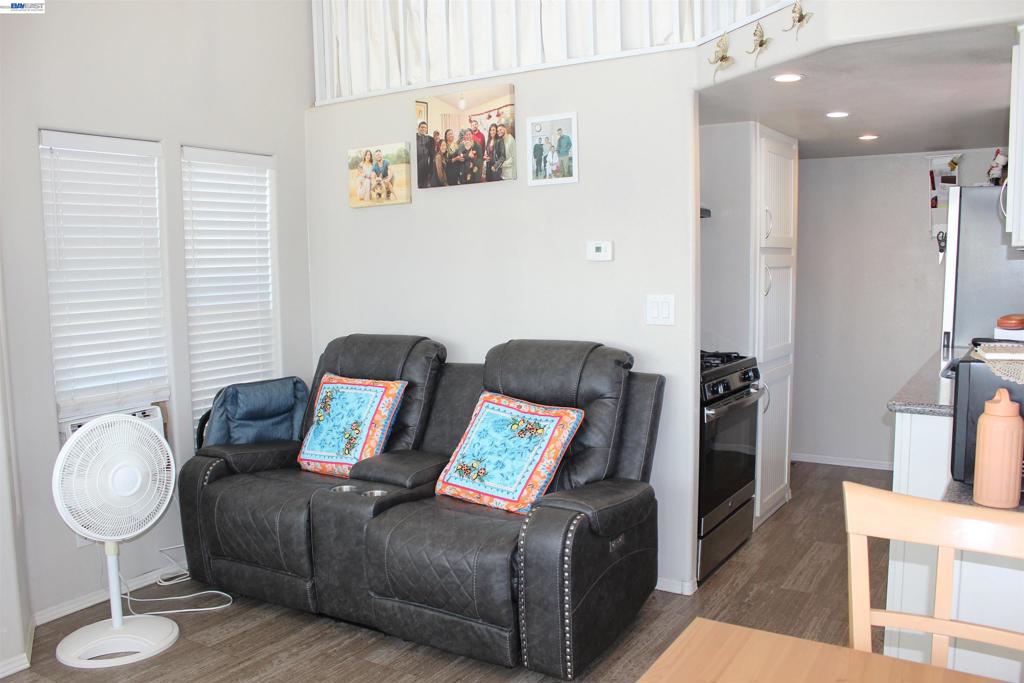 621 E Lockeford Street Property Photo 4