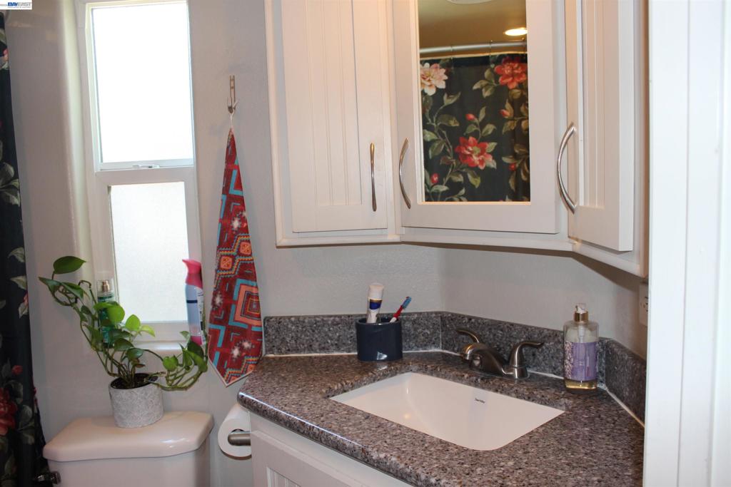 621 E Lockeford Street Property Photo 7