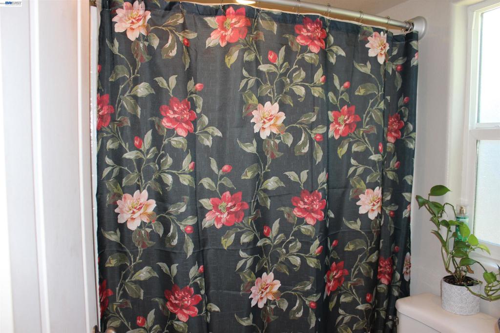 621 E Lockeford Street Property Photo 8