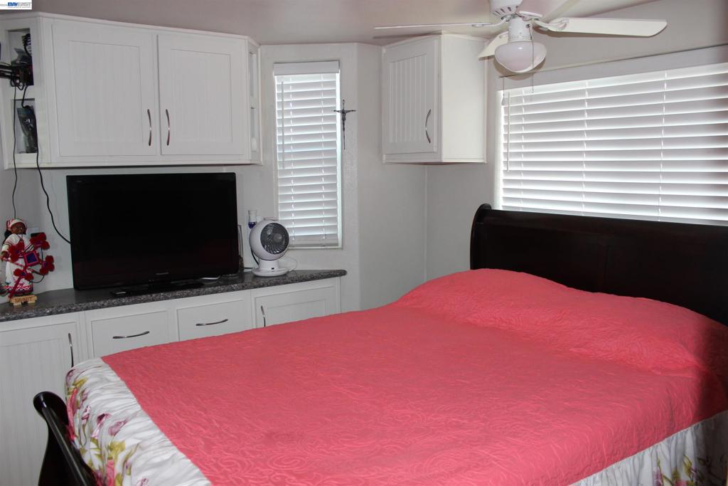 621 E Lockeford Street Property Photo 10