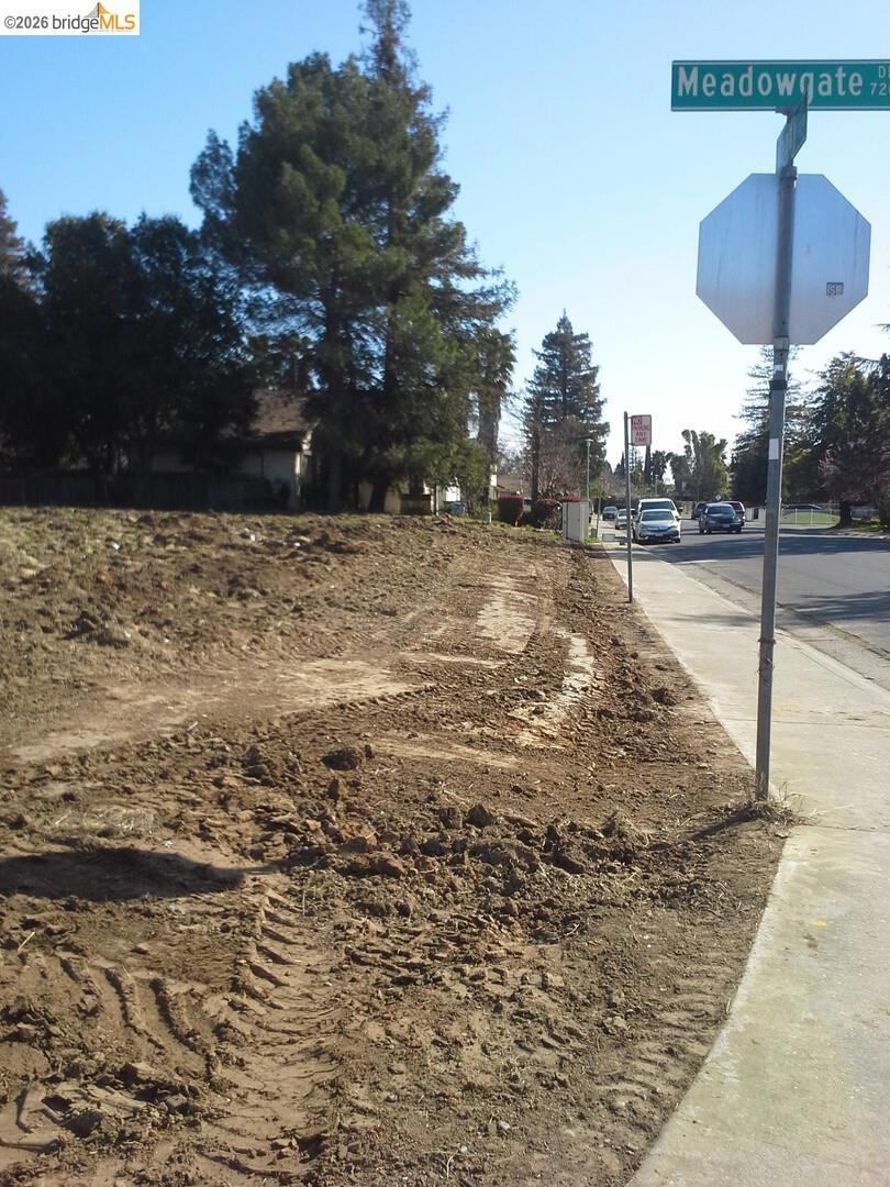 7200 Meadowgate Dr Property Photo 3
