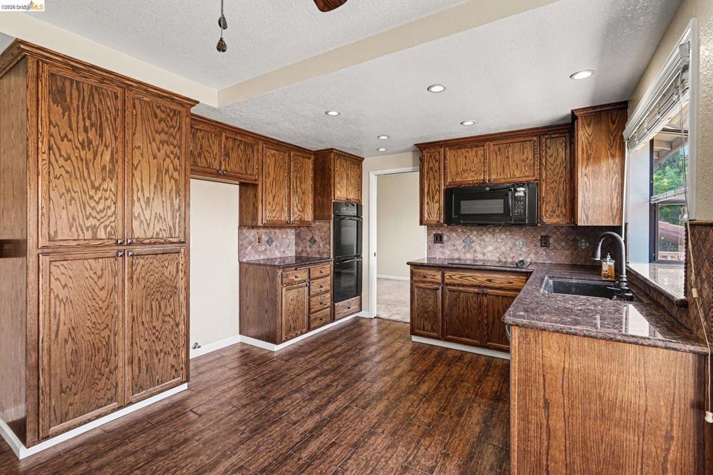 1627 Geyser Cir Property Photo 9