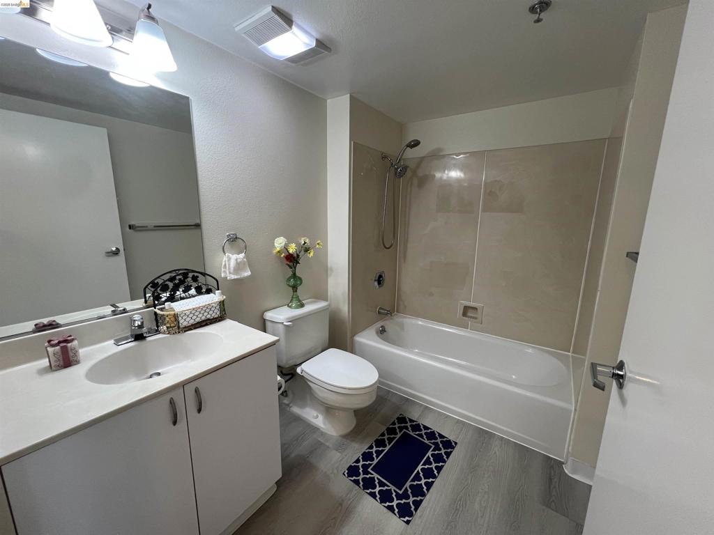 988 Franklin Street 1111 Property Photo 8
