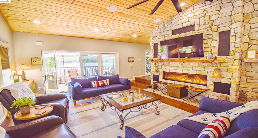 20595 Lori Ln Property Photo 1