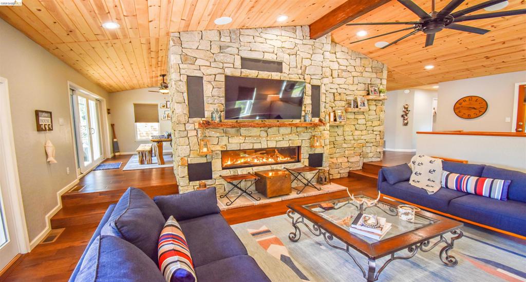 20595 Lori Ln Property Photo 6