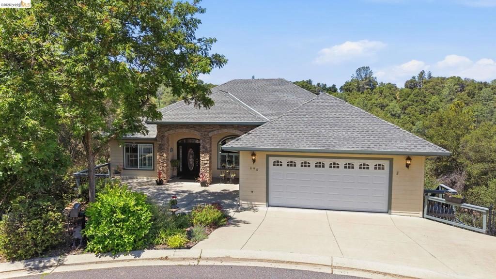 690 Golden Gate Circle Property Photo 6