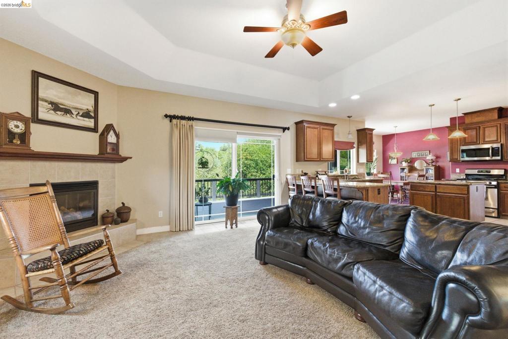 690 Golden Gate Circle Property Photo 8