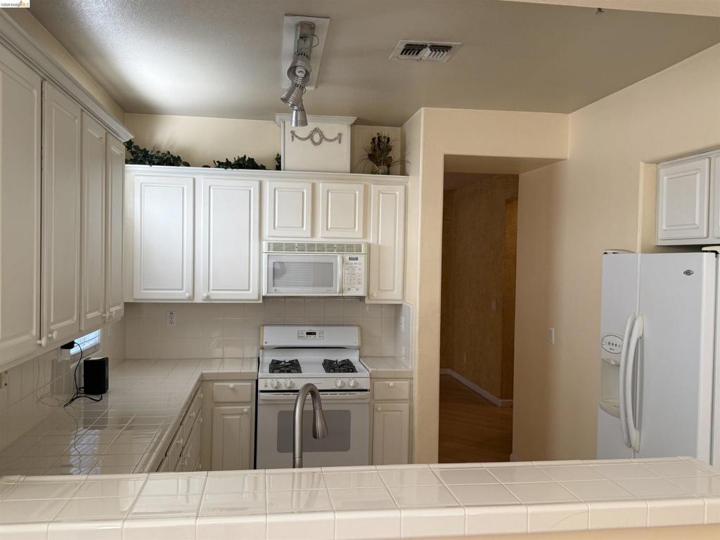 168 Remington St Property Photo 5