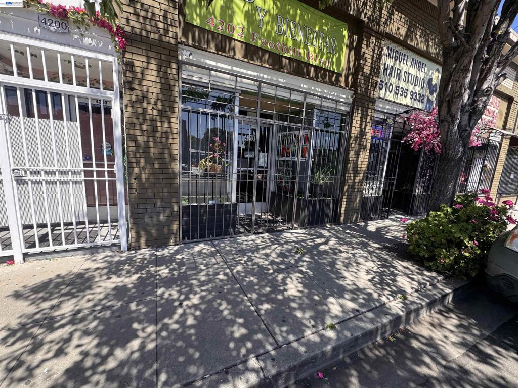 4200 Foothill Blvd Property Photo 10