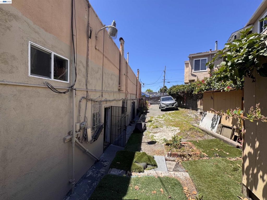 4200 Foothill Blvd Property Photo 12
