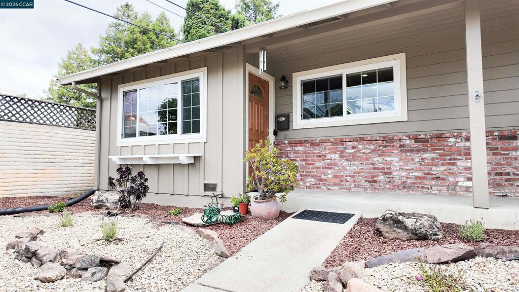 2290 La Mar Drive Property Photo 2