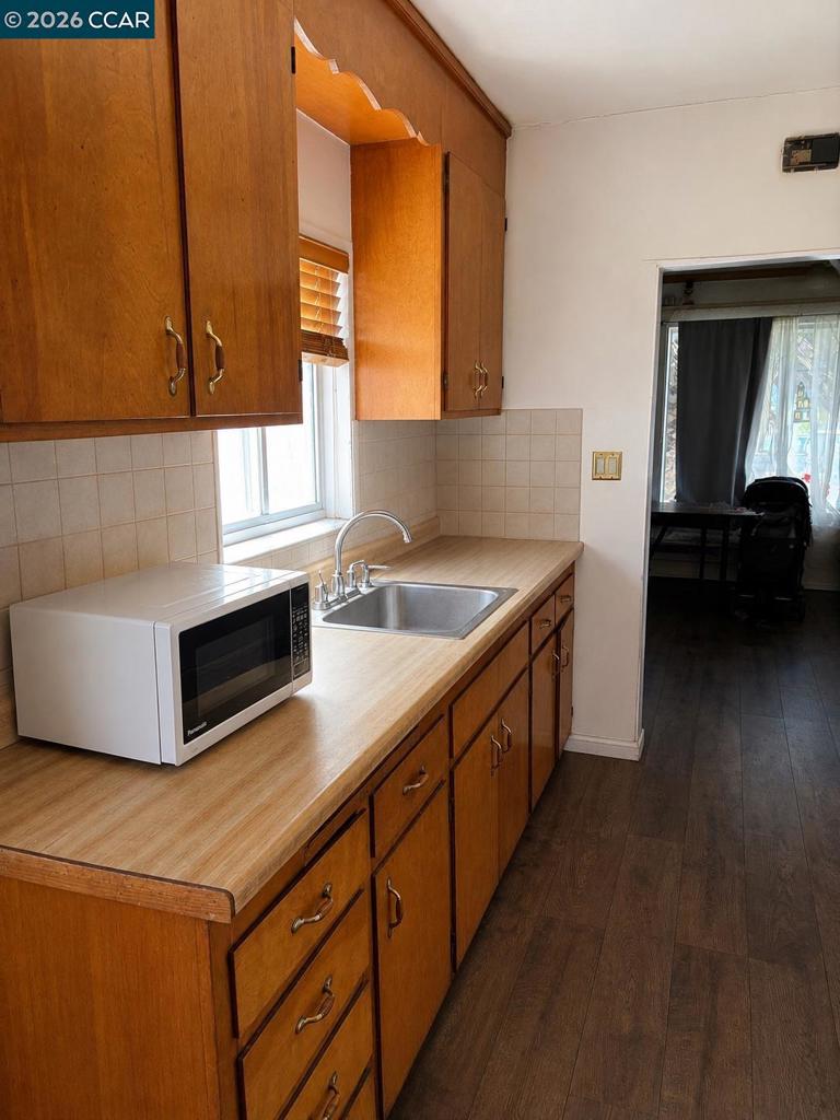 251 E 17th Street Property Photo 5