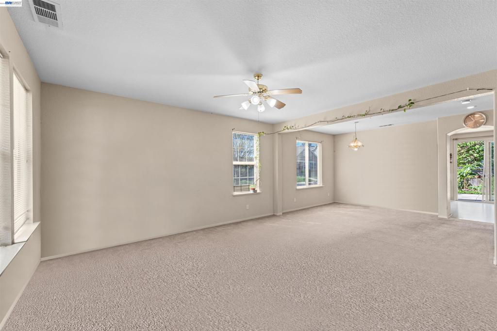 1153 Syracuse Ln Property Photo 6
