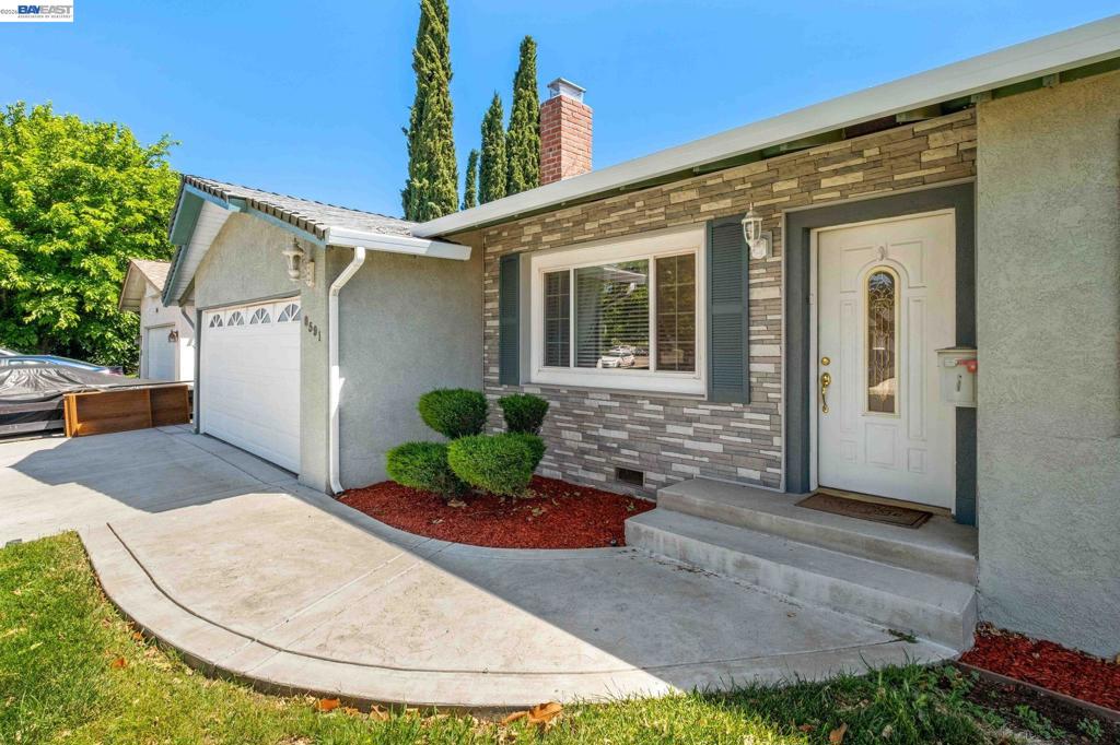 8591 Beverly Ln Property Photo 5