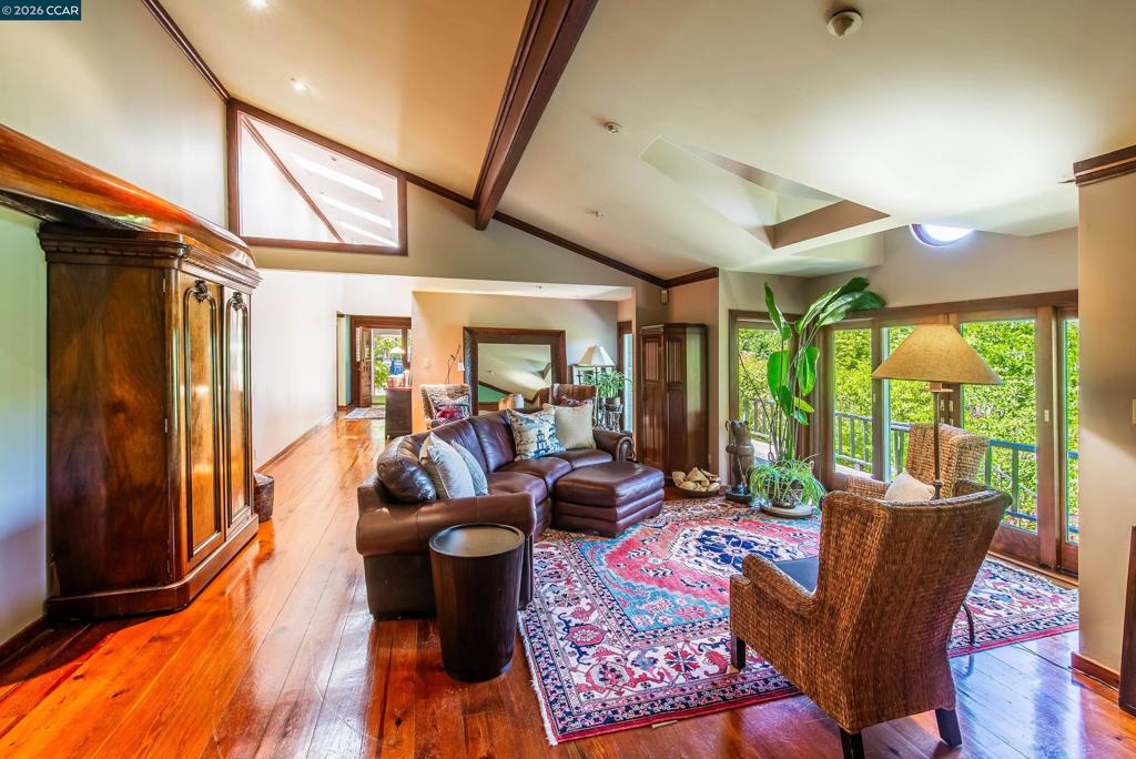 820 Mariposa Property Photo 4
