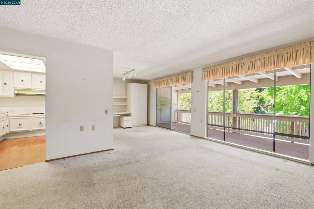 1400 Ptarmigan Dr 5 Property Photo 3