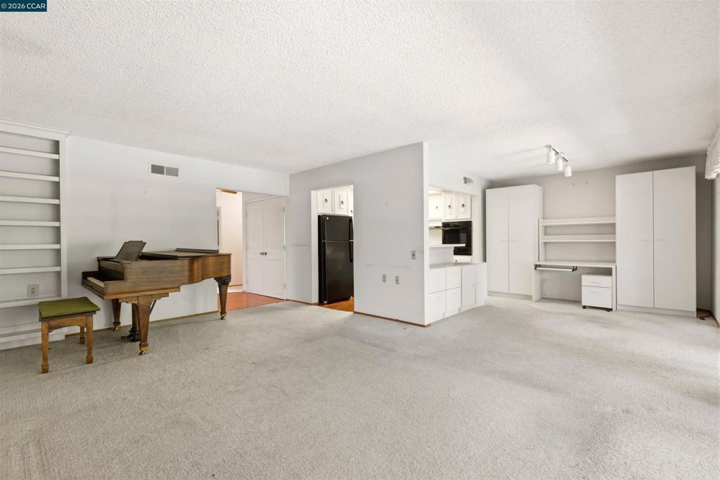1400 Ptarmigan Dr 5 Property Photo 4