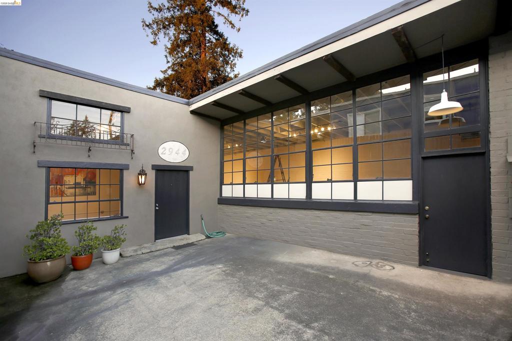 2946 Macarthur Blvd Property Photo 1