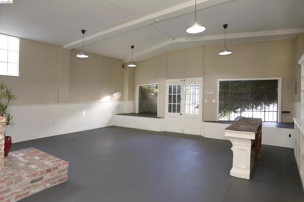 2946 Macarthur Blvd Property Photo 2