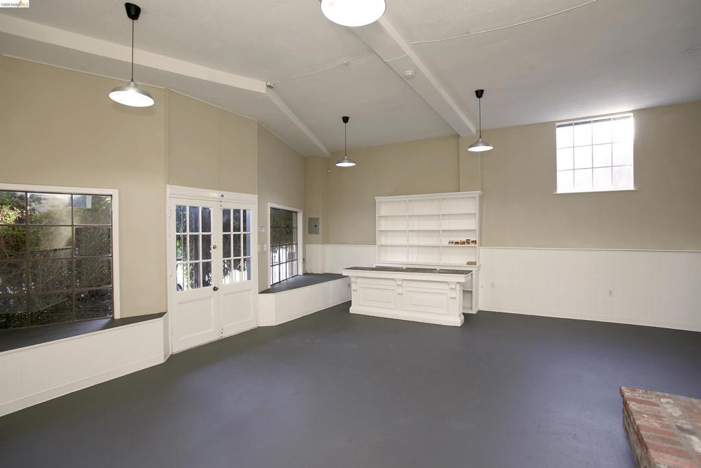 2946 Macarthur Blvd Property Photo 3