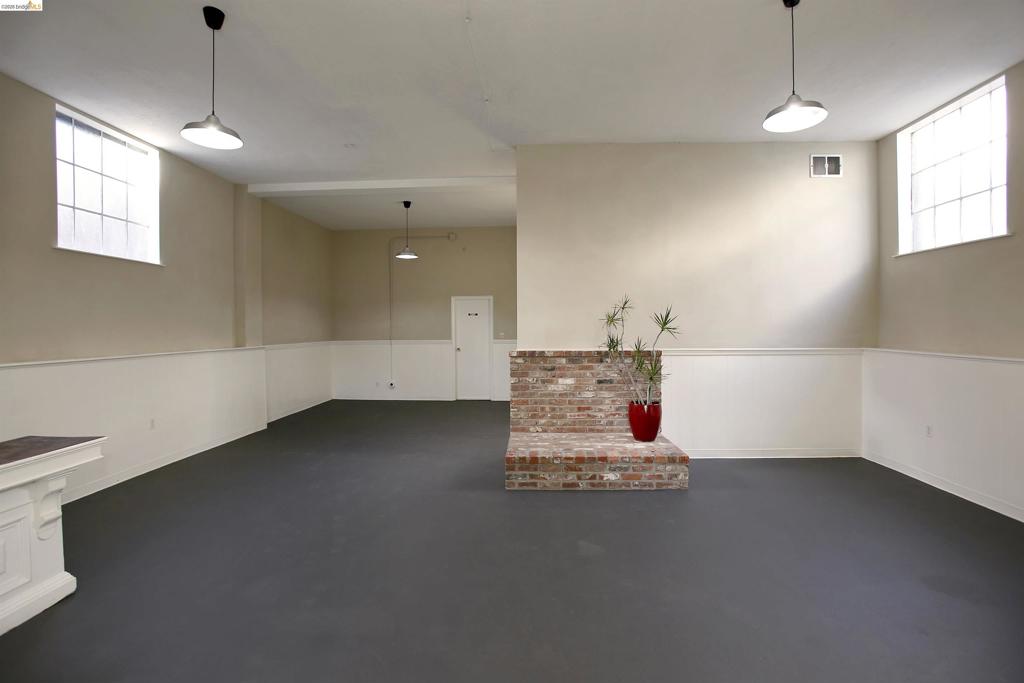 2946 Macarthur Blvd Property Photo 4