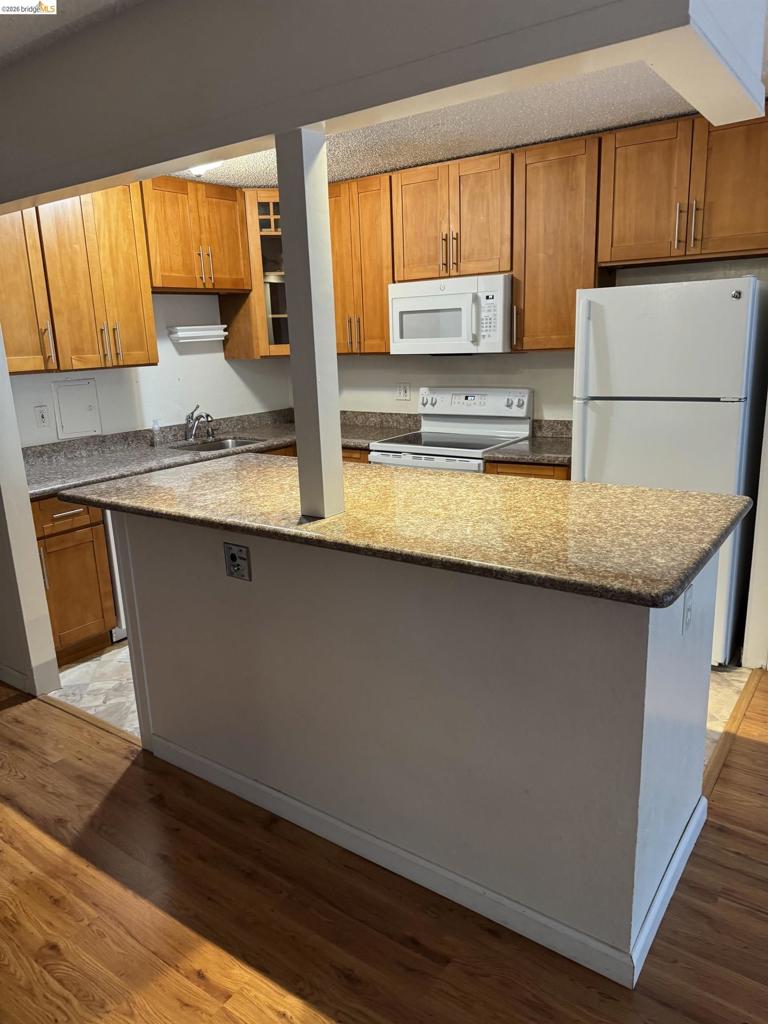 555 Pierce St 536 Property Photo 3