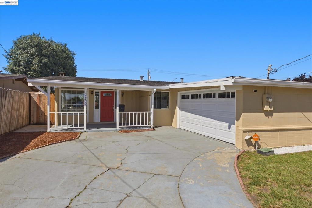 27409 Capri Ave Property Photo 4