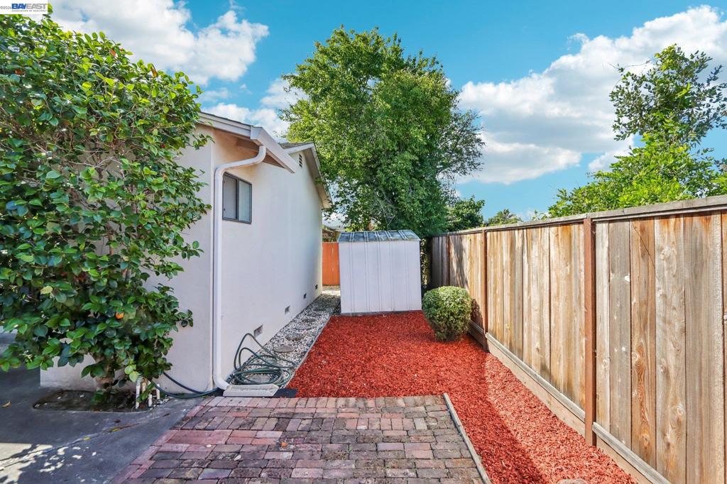 24653 Surrey Way Property Photo 24