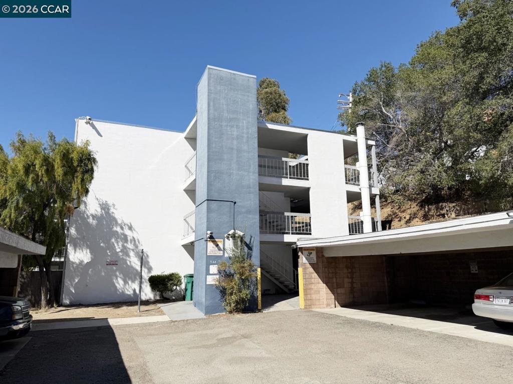 944 Walpert St Property Photo 3
